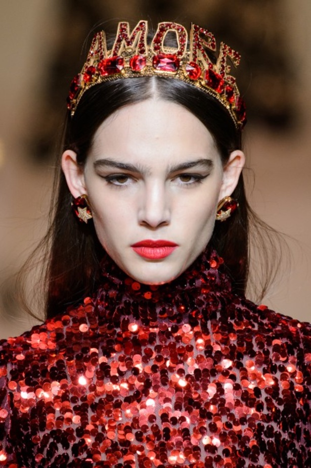 دولتشي اند غابانا تحيي موضة المرأة الفاخرة في ميلانو