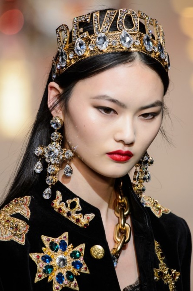 دولتشي اند غابانا تحيي موضة المرأة الفاخرة في ميلانو