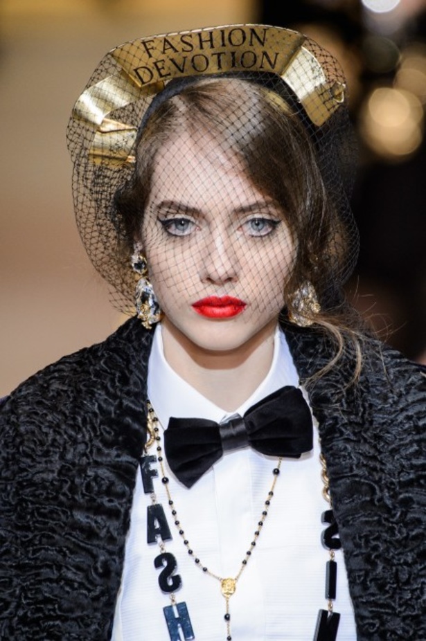 دولتشي اند غابانا تحيي موضة المرأة الفاخرة في ميلانو