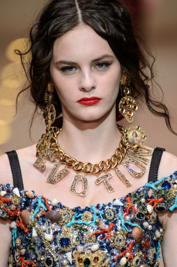 دولتشي اند غابانا تحيي موضة المرأة الفاخرة في ميلانو