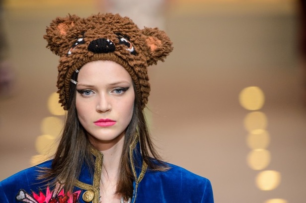 دولتشي اند غابانا تحيي موضة المرأة الفاخرة في ميلانو