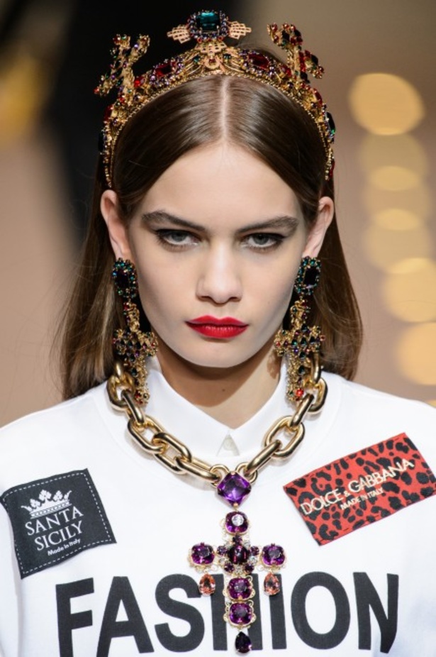 دولتشي اند غابانا تحيي موضة المرأة الفاخرة في ميلانو