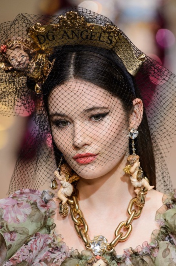 دولتشي اند غابانا تحيي موضة المرأة الفاخرة في ميلانو