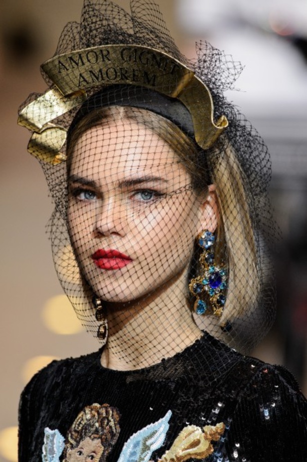 دولتشي اند غابانا تحيي موضة المرأة الفاخرة في ميلانو