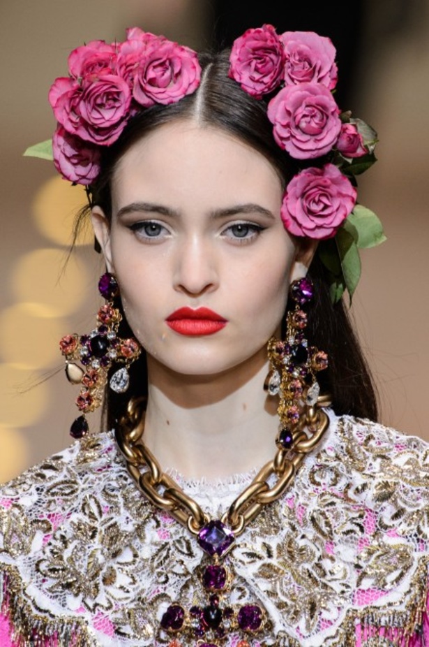 دولتشي اند غابانا تحيي موضة المرأة الفاخرة في ميلانو