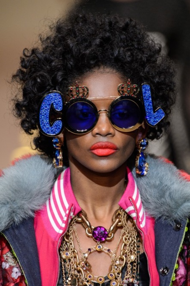 دولتشي اند غابانا تحيي موضة المرأة الفاخرة في ميلانو