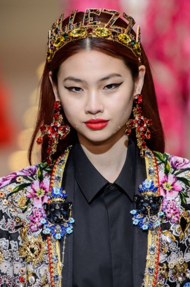 دولتشي اند غابانا تحيي موضة المرأة الفاخرة في ميلانو