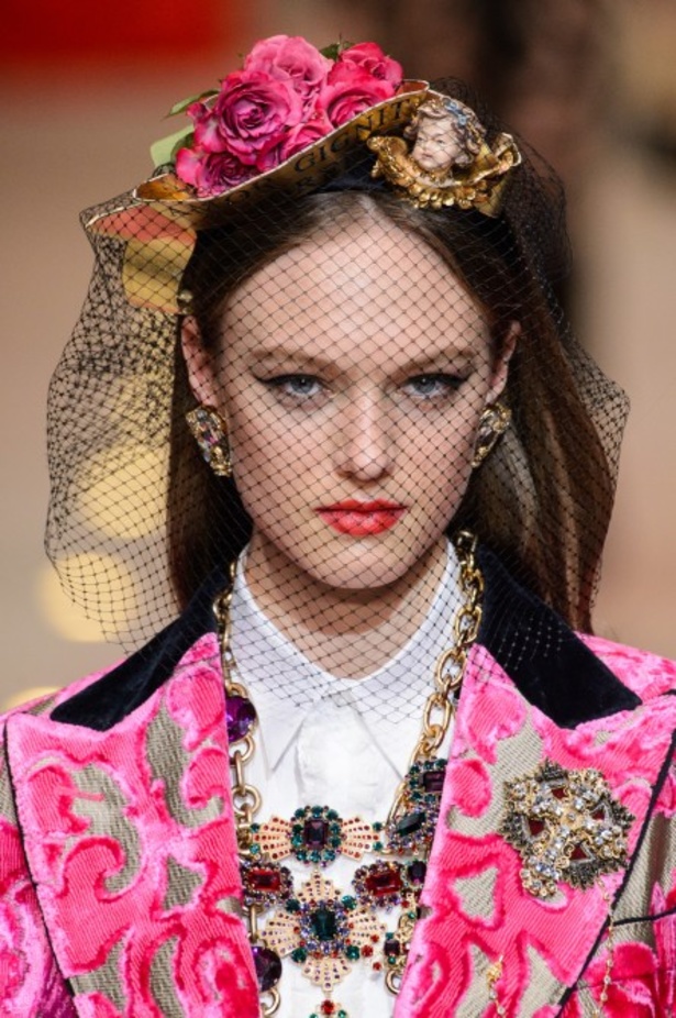 دولتشي اند غابانا تحيي موضة المرأة الفاخرة في ميلانو