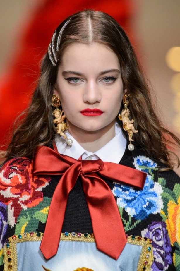 دولتشي اند غابانا تحيي موضة المرأة الفاخرة في ميلانو