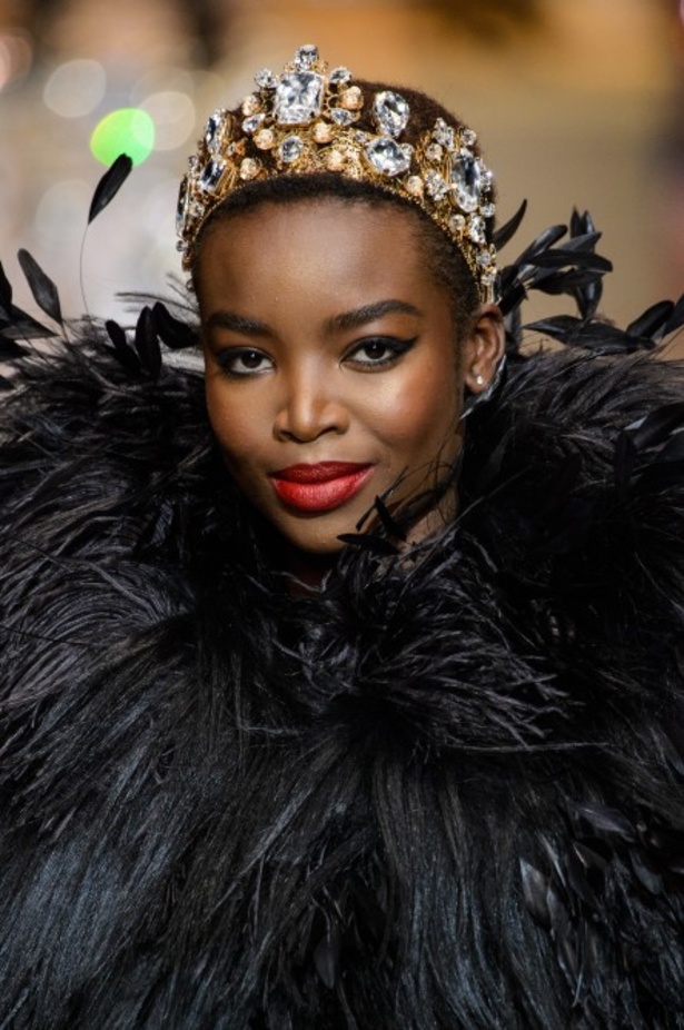 دولتشي اند غابانا تحيي موضة المرأة الفاخرة في ميلانو