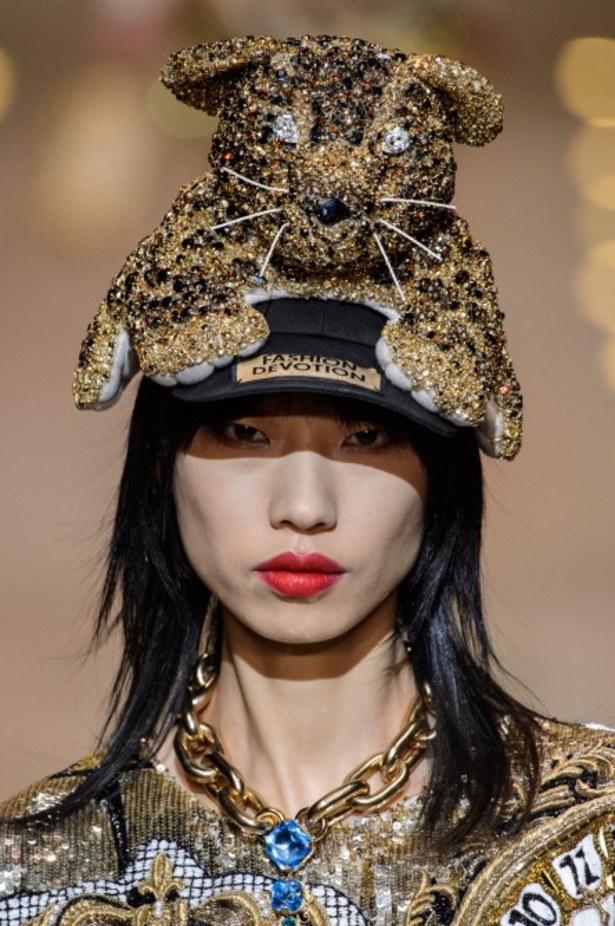 دولتشي اند غابانا تحيي موضة المرأة الفاخرة في ميلانو