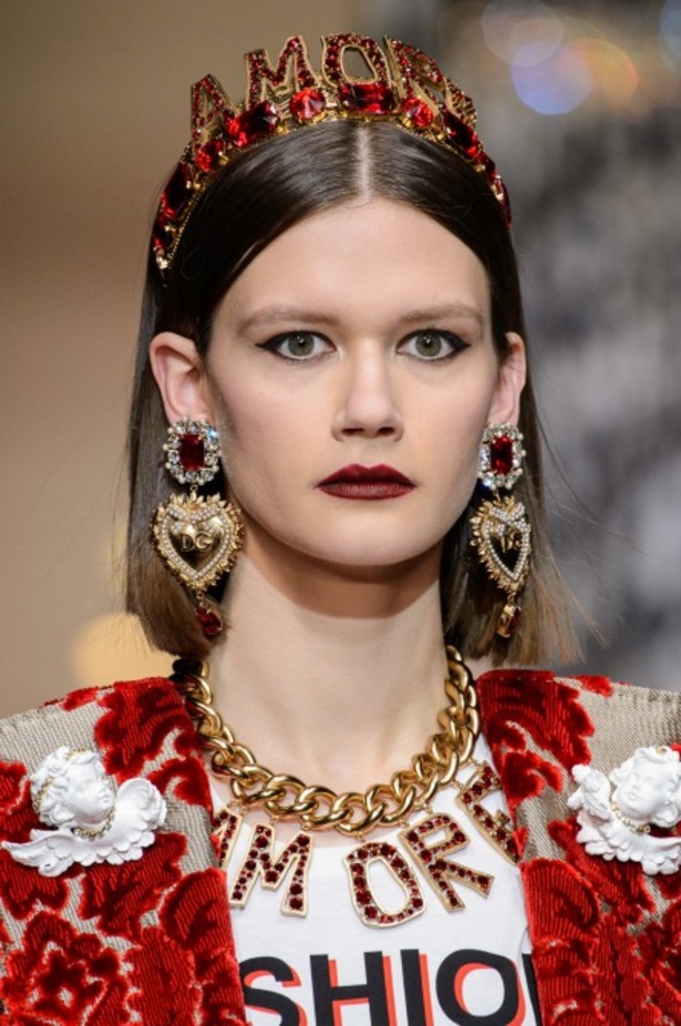 دولتشي اند غابانا تحيي موضة المرأة الفاخرة في ميلانو