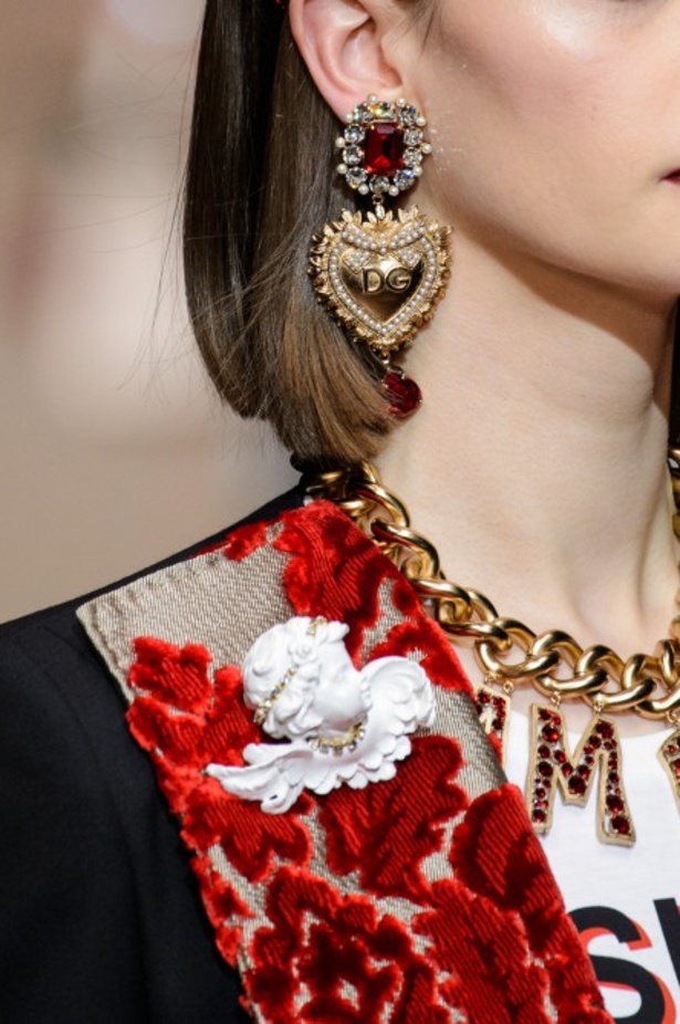 دولتشي اند غابانا تحيي موضة المرأة الفاخرة في ميلانو