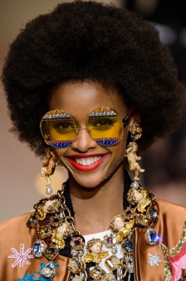 دولتشي اند غابانا تحيي موضة المرأة الفاخرة في ميلانو