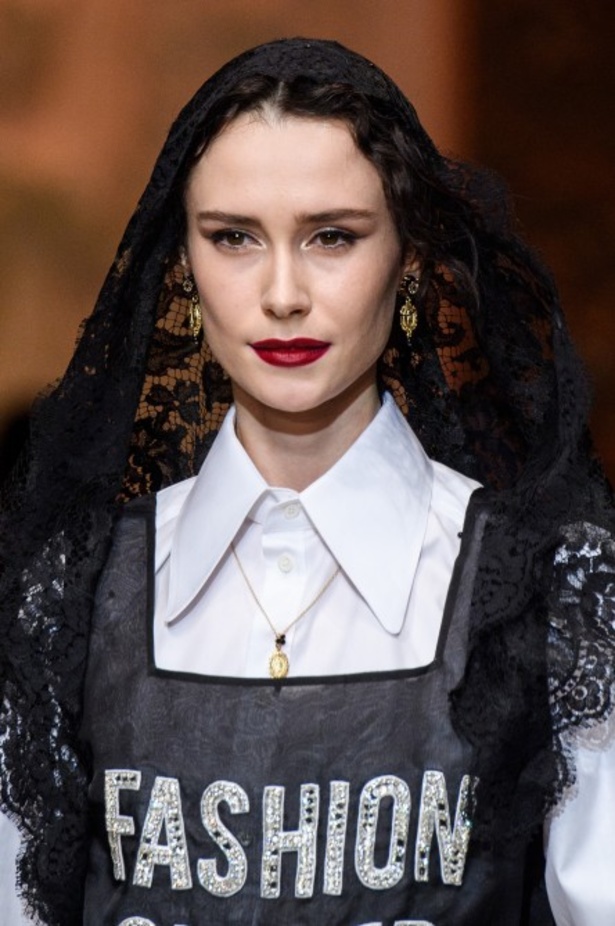 دولتشي اند غابانا تحيي موضة المرأة الفاخرة في ميلانو