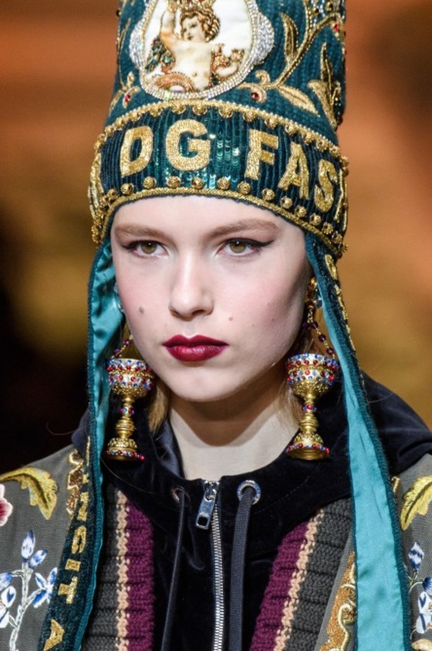 دولتشي اند غابانا تحيي موضة المرأة الفاخرة في ميلانو