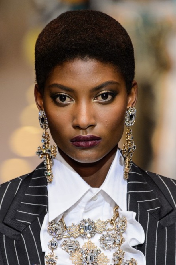 دولتشي اند غابانا تحيي موضة المرأة الفاخرة في ميلانو