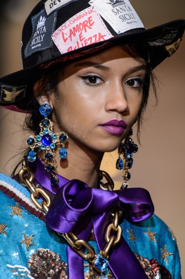 دولتشي اند غابانا تحيي موضة المرأة الفاخرة في ميلانو