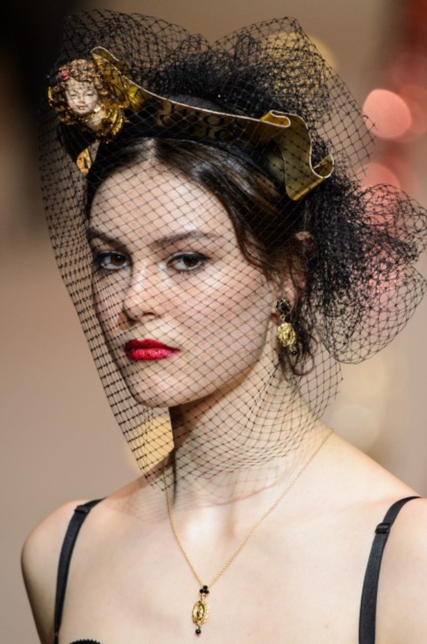 دولتشي اند غابانا تحيي موضة المرأة الفاخرة في ميلانو