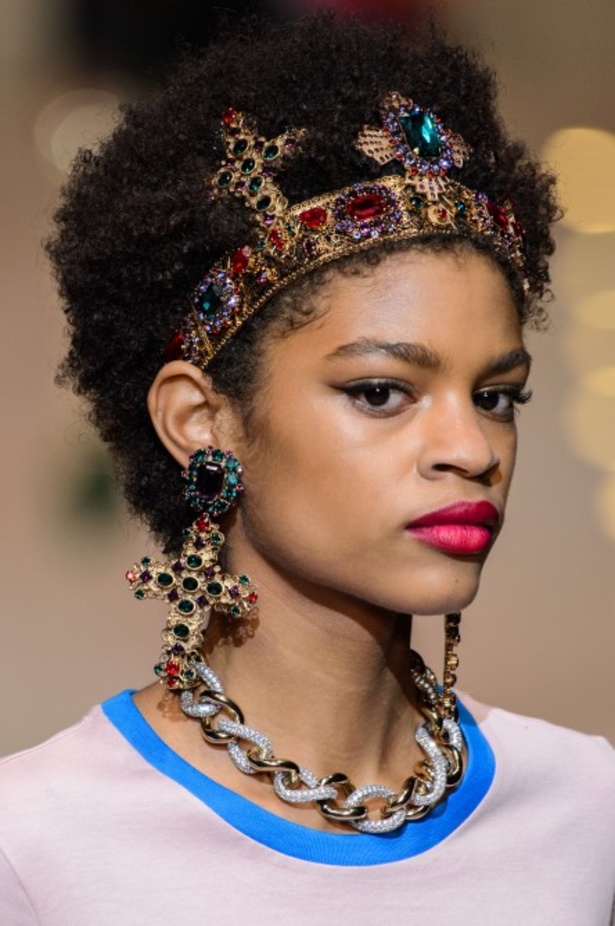 دولتشي اند غابانا تحيي موضة المرأة الفاخرة في ميلانو