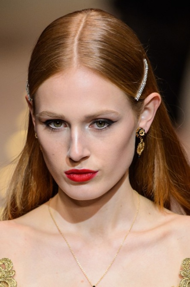 دولتشي اند غابانا تحيي موضة المرأة الفاخرة في ميلانو