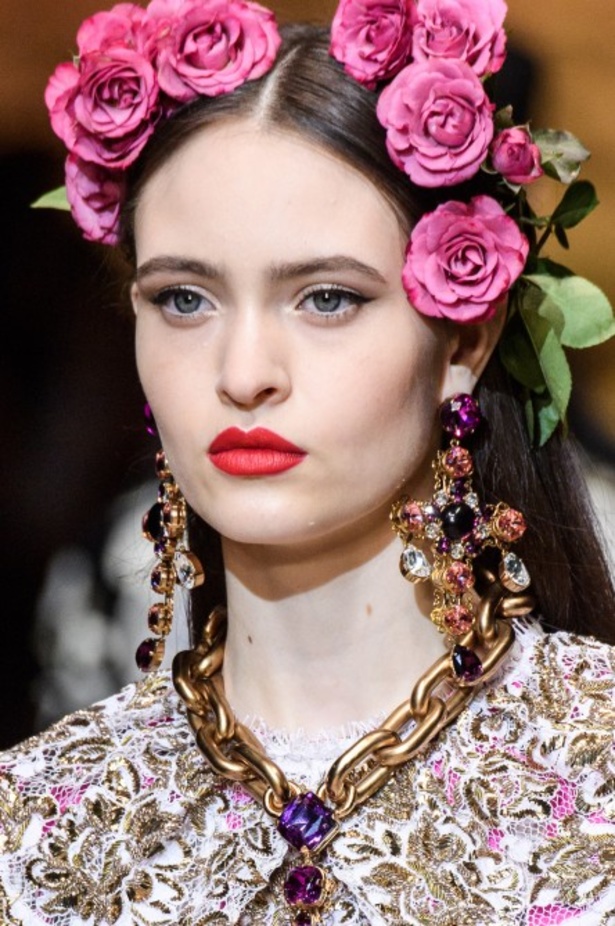 دولتشي اند غابانا تحيي موضة المرأة الفاخرة في ميلانو