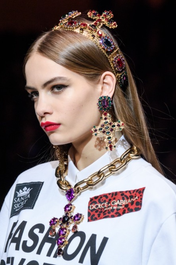 دولتشي اند غابانا تحيي موضة المرأة الفاخرة في ميلانو