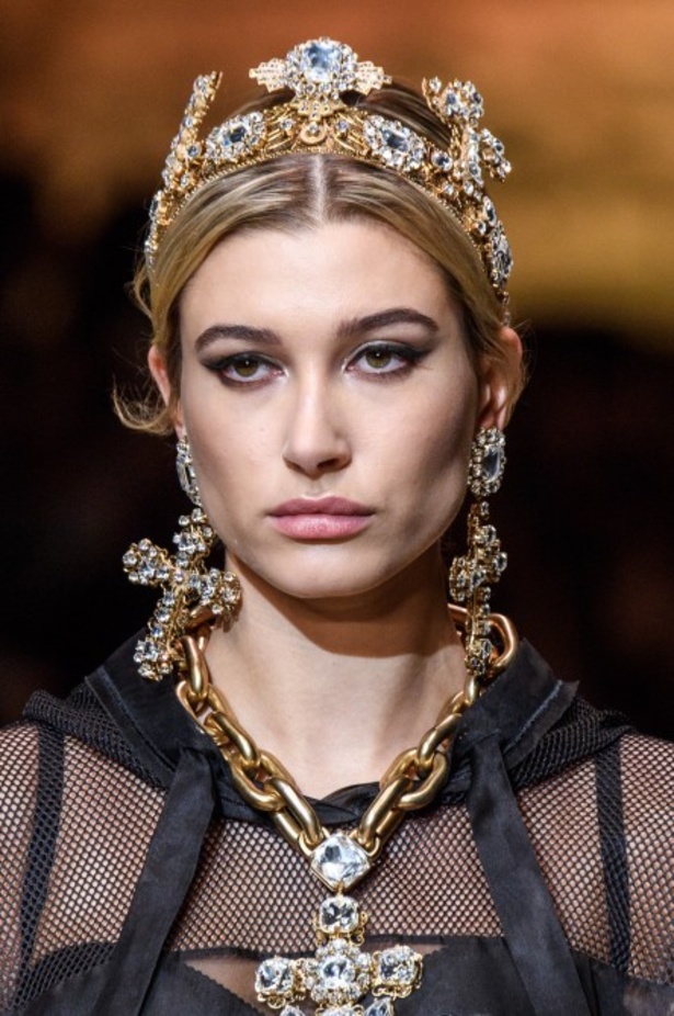 دولتشي اند غابانا تحيي موضة المرأة الفاخرة في ميلانو