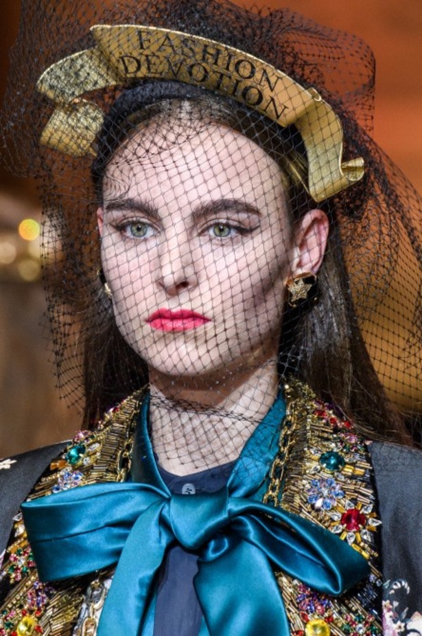 دولتشي اند غابانا تحيي موضة المرأة الفاخرة في ميلانو