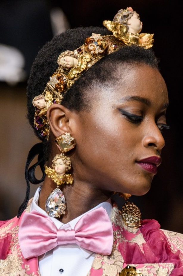 دولتشي اند غابانا تحيي موضة المرأة الفاخرة في ميلانو