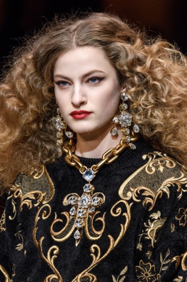 دولتشي اند غابانا تحيي موضة المرأة الفاخرة في ميلانو