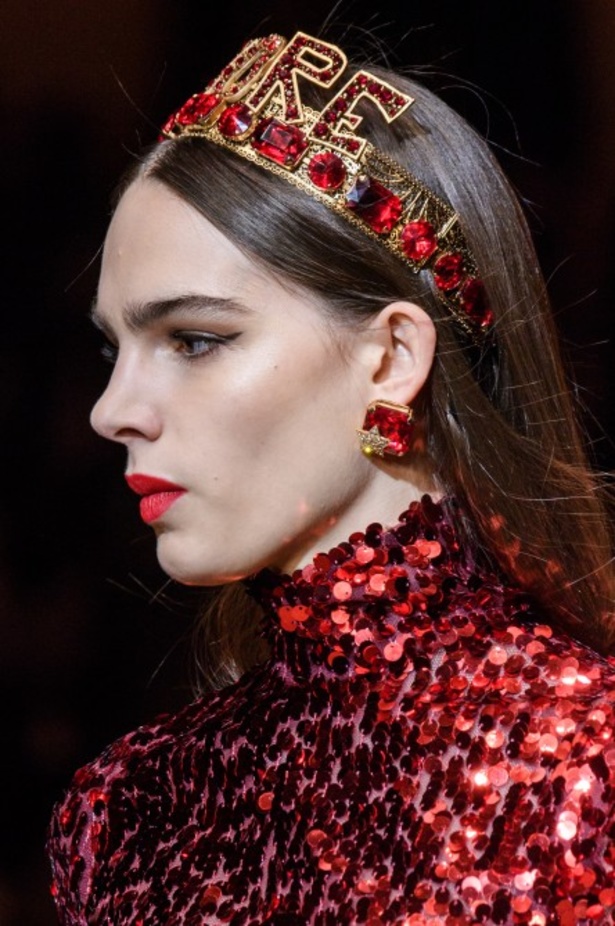 دولتشي اند غابانا تحيي موضة المرأة الفاخرة في ميلانو