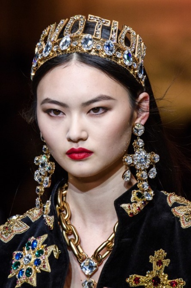 دولتشي اند غابانا تحيي موضة المرأة الفاخرة في ميلانو