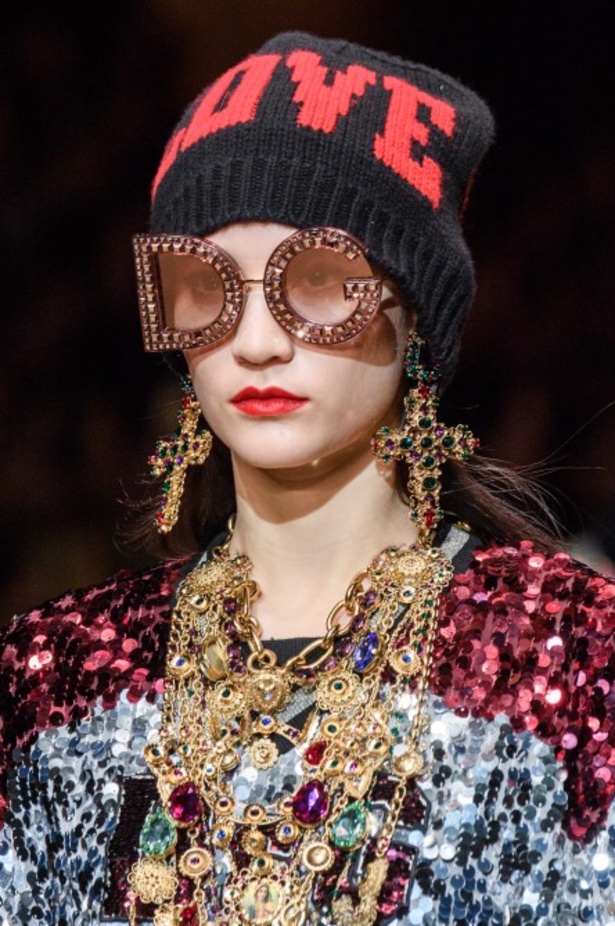 دولتشي اند غابانا تحيي موضة المرأة الفاخرة في ميلانو