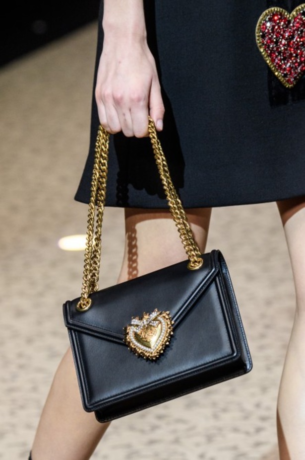 دولتشي اند غابانا تحيي موضة المرأة الفاخرة في ميلانو