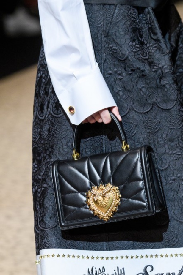 دولتشي اند غابانا تحيي موضة المرأة الفاخرة في ميلانو