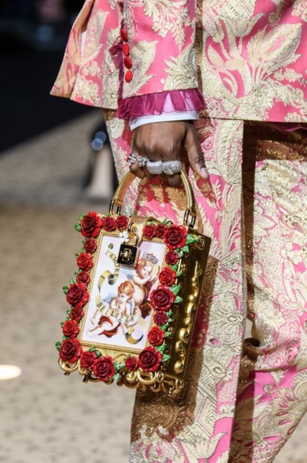 دولتشي اند غابانا تحيي موضة المرأة الفاخرة في ميلانو