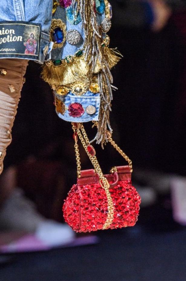 دولتشي اند غابانا تحيي موضة المرأة الفاخرة في ميلانو