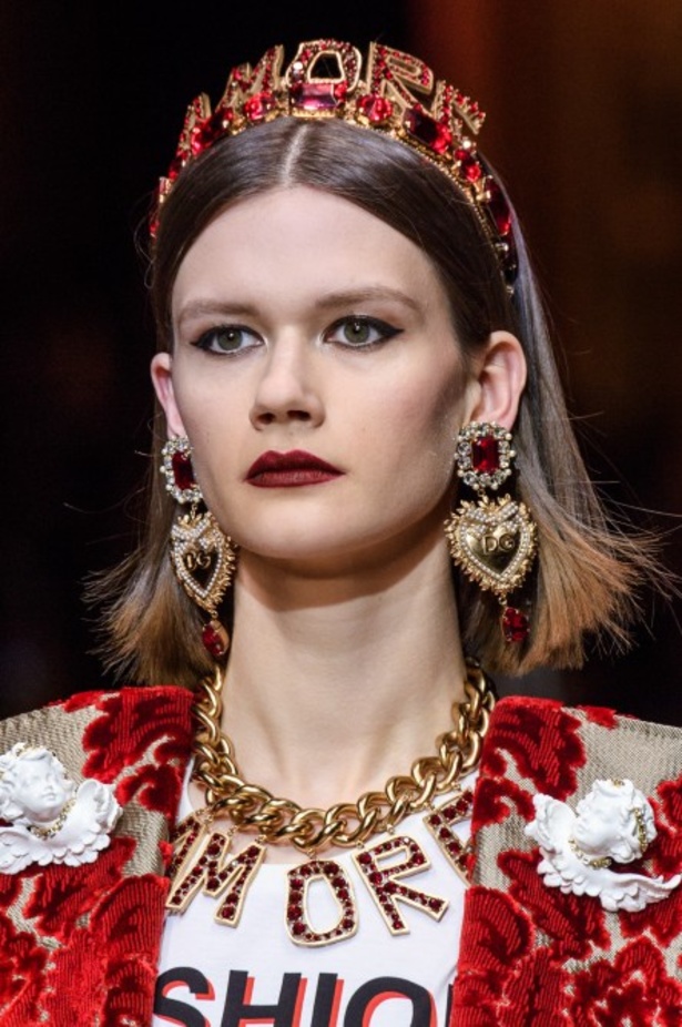 دولتشي اند غابانا تحيي موضة المرأة الفاخرة في ميلانو