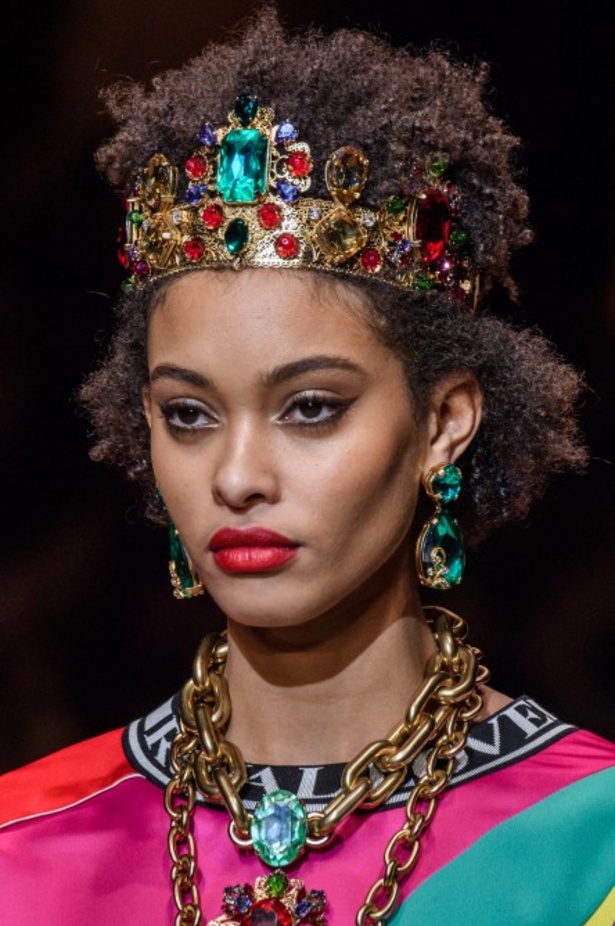 دولتشي اند غابانا تحيي موضة المرأة الفاخرة في ميلانو