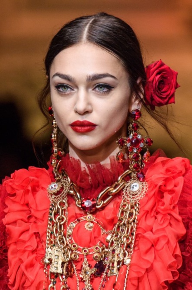 دولتشي اند غابانا تحيي موضة المرأة الفاخرة في ميلانو