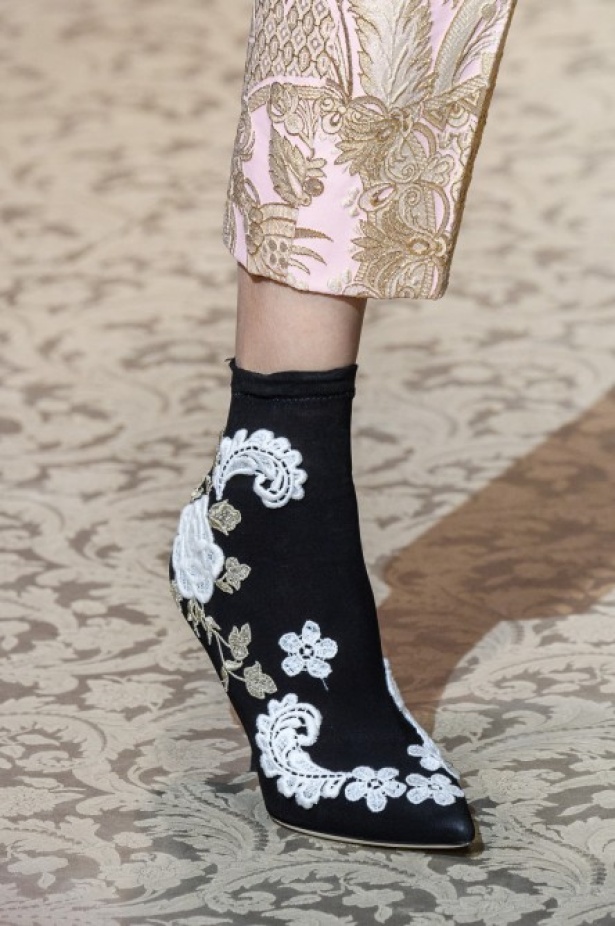 دولتشي اند غابانا تحيي موضة المرأة الفاخرة في ميلانو