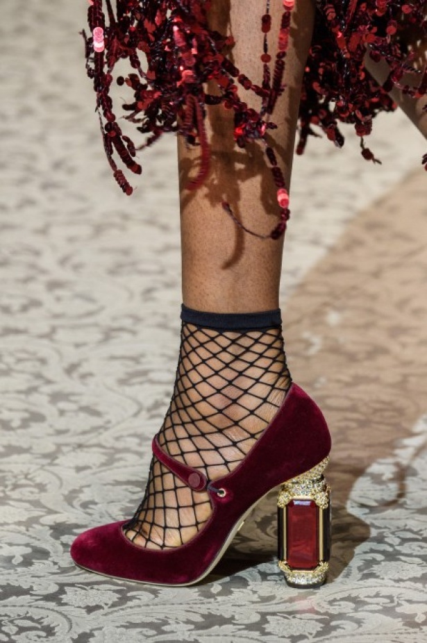 دولتشي اند غابانا تحيي موضة المرأة الفاخرة في ميلانو