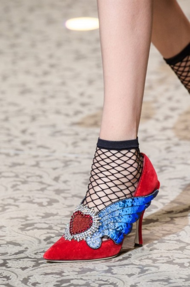 دولتشي اند غابانا تحيي موضة المرأة الفاخرة في ميلانو