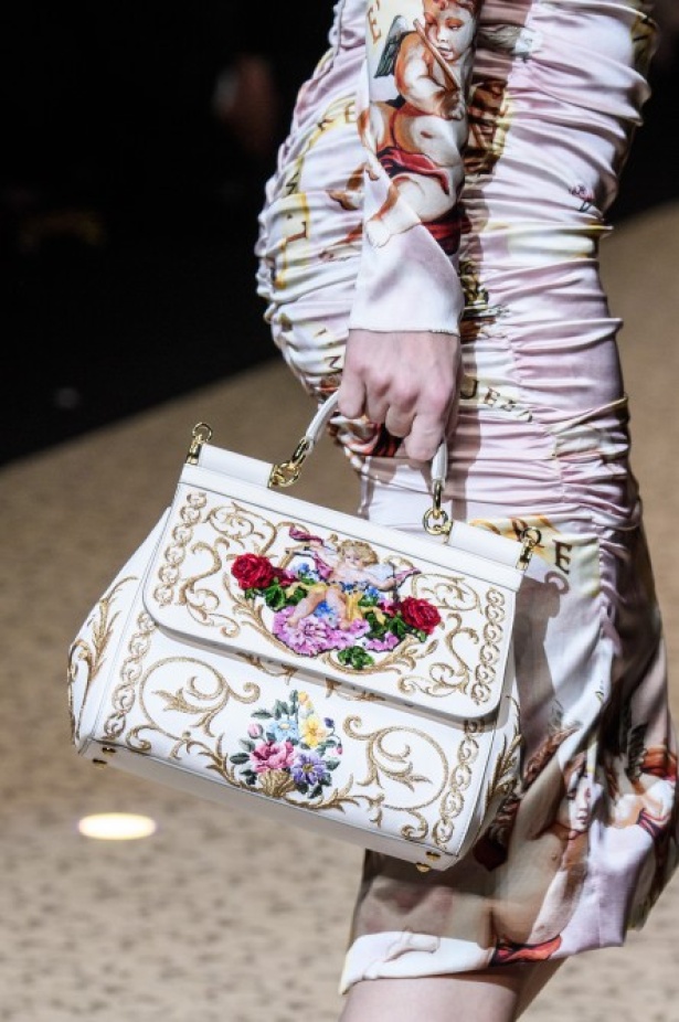 دولتشي اند غابانا تحيي موضة المرأة الفاخرة في ميلانو