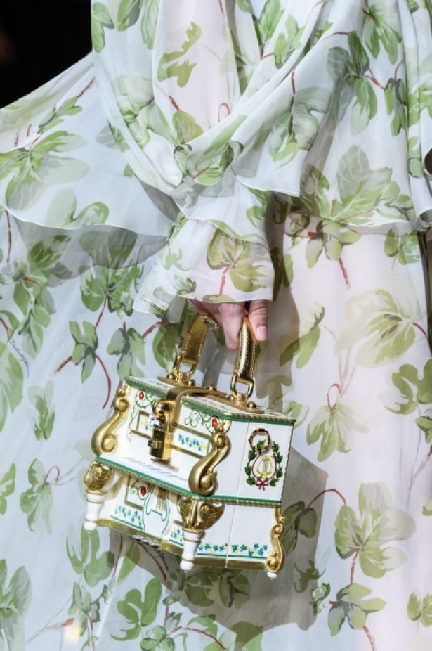 دولتشي اند غابانا تحيي موضة المرأة الفاخرة في ميلانو