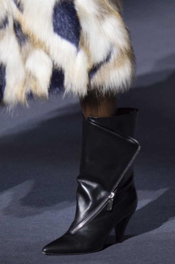 أزياء جيفنشي تظهر شخصية المرأة العملية والقوية