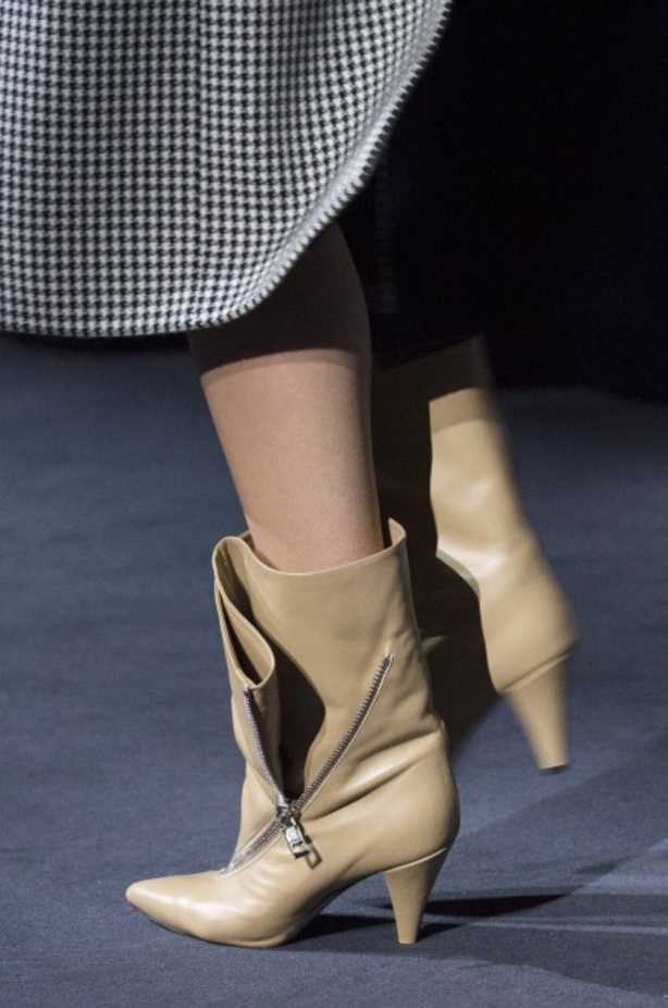 أزياء جيفنشي تظهر شخصية المرأة العملية والقوية