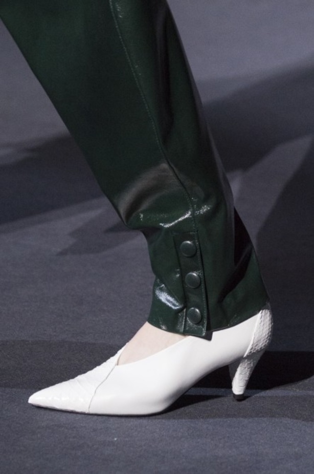 أزياء جيفنشي تظهر شخصية المرأة العملية والقوية