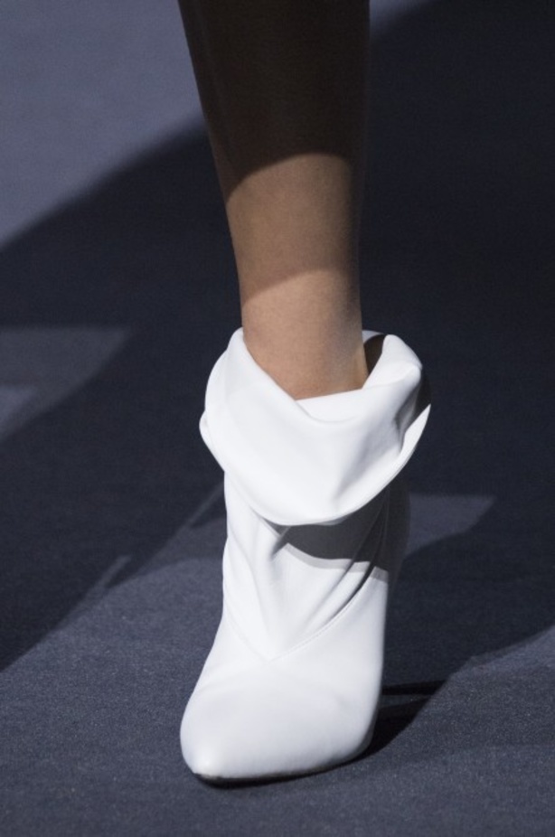 أزياء جيفنشي تظهر شخصية المرأة العملية والقوية